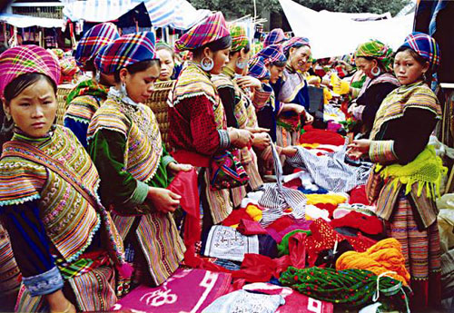 h'mong people in sapa