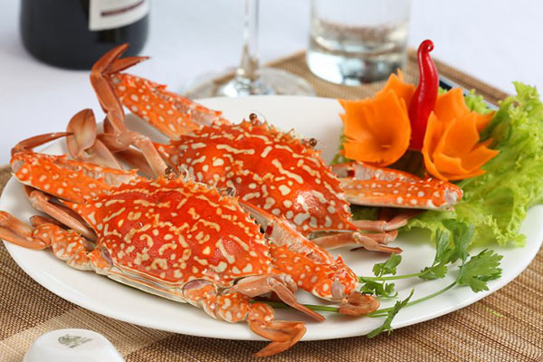 Enjoy seafood in Halong